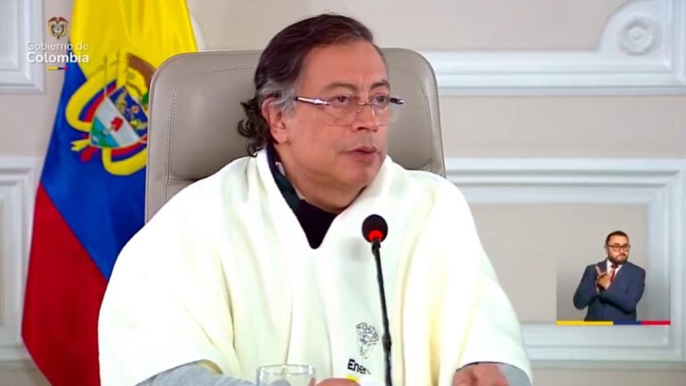 Gustavo Petro «pidió al Congreso recuperar el control del agua potable, hoy en manos de mafias que, según afirmó, «cambian agua por votos».»