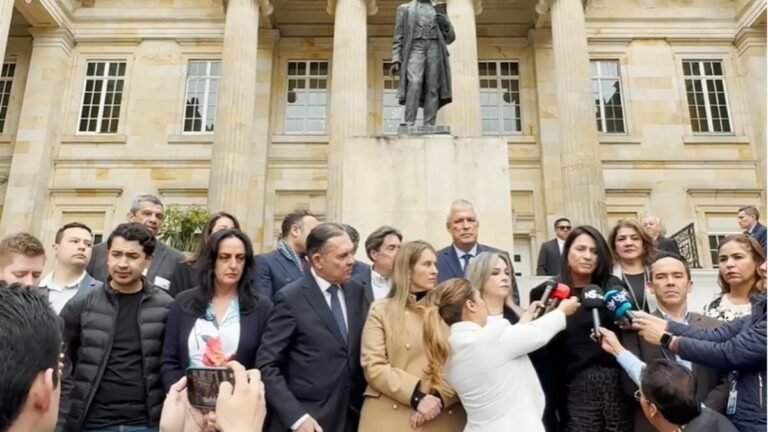 “Marcha del Silencio”.
Gran movilización en rechazo a atentado de Miguel Uribe