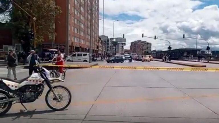 Bloqueos por marchas estudiantiles afectan TransMilenio y colapsan el tráfico en Bogotá