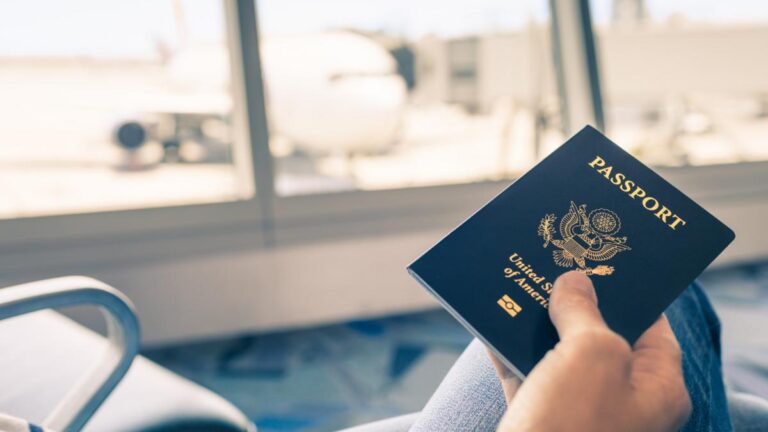 Fallas de internet obligan a suspender trámites de pasaporte en Bogotá