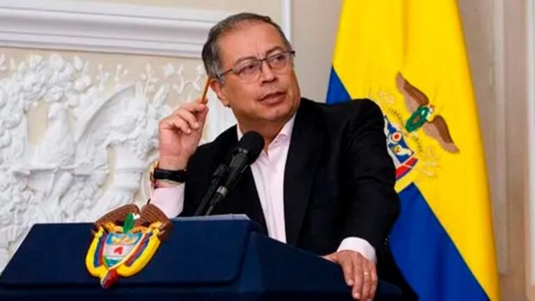 ¿Salto al abismo fiscal? Petro quiere usar la cláusula de escape y evalúa suspender la regla fiscal. Hay alarma en los mercados