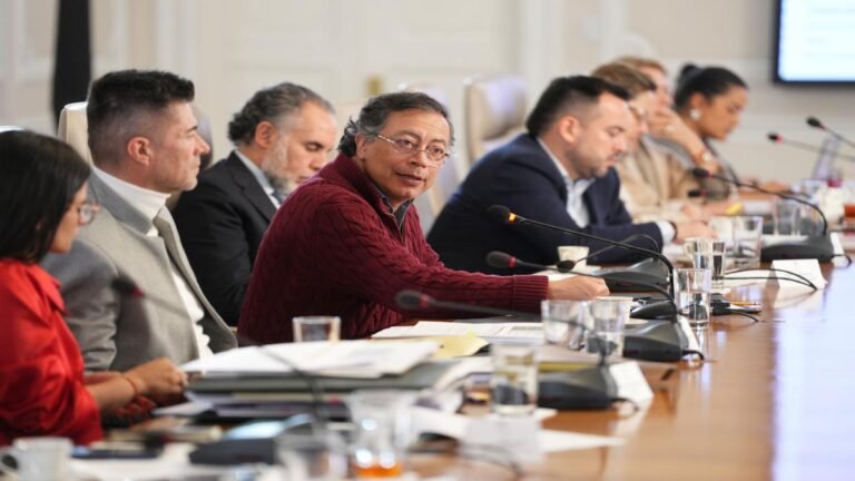 “Les solicito unirnos” Petro a oposición