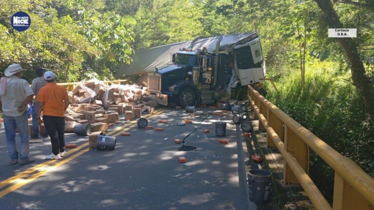 Se complica la movilidad en el suroeste: tractomula bloqueó una de las vías alternas en accidente de tránsito