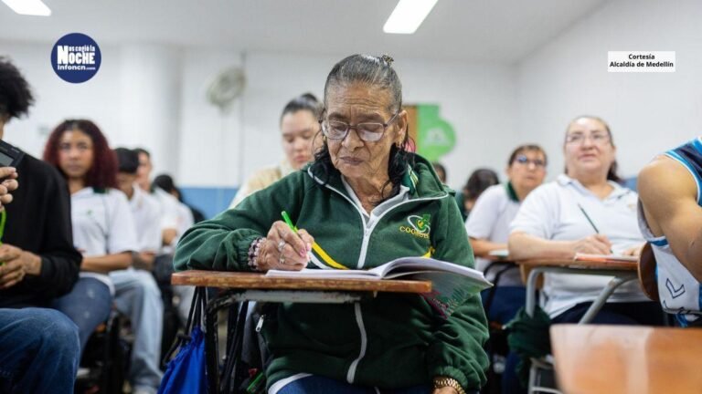 Las mujeres mayores podrán terminar sus estudios de secundaria en Medellín