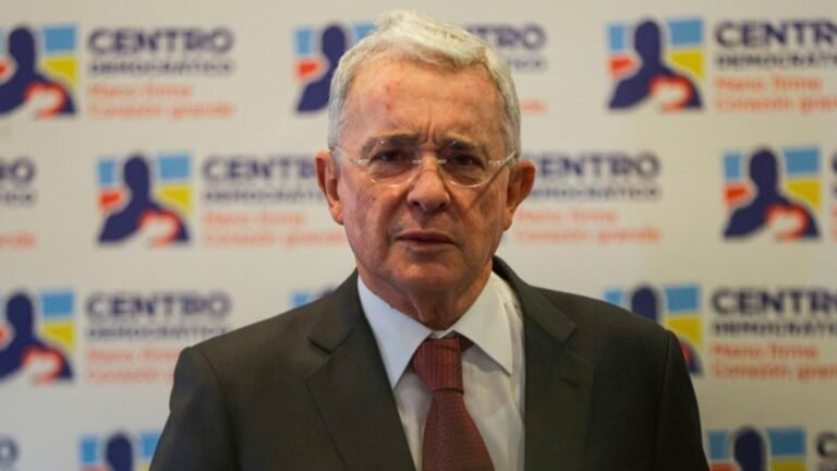 Defensa de Álvaro Uribe afirmó que Fiscalía no probó falsedad de versión de testigos; además, indicó que “Los fiscales negocian beneficios con personas que van a testificar”