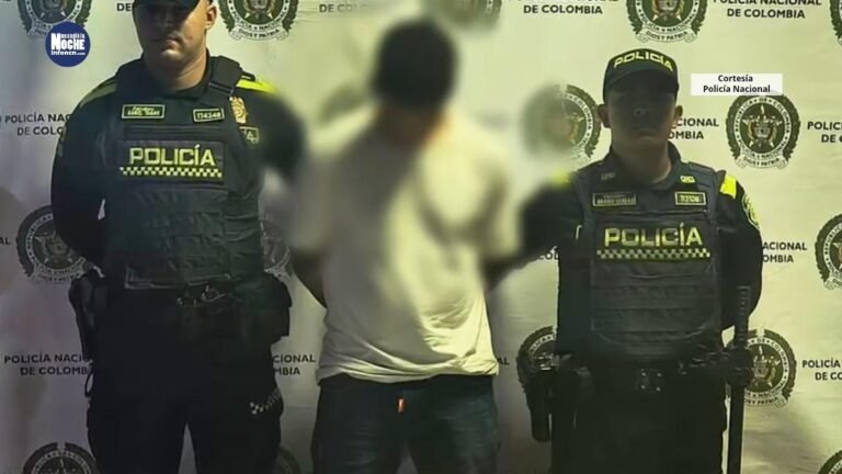 La policía capturó dentro de un bus a un hombre que habría intimidado con arma de fuego a un agente de tránsito