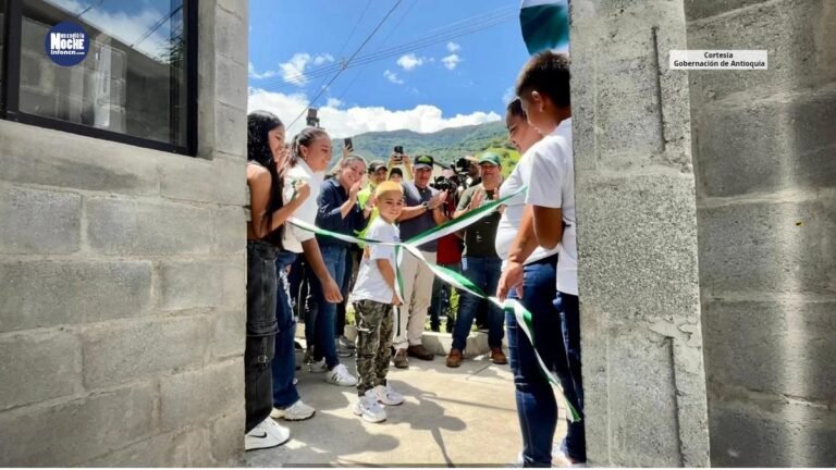 El gobernador de Antioquia y la empresa privada, entregaron 8 viviendas a familias damnificadas por el invierno en Dabeiba