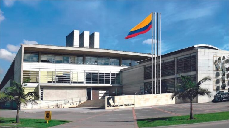 En plena crisis por pasaportes, Gobierno alista decreto para obligar a entidades a contratar impresos con la Imprenta Nacional