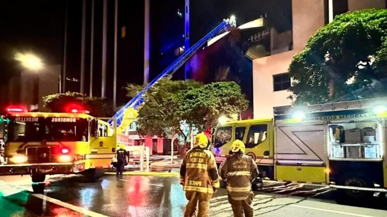 Voraz incendio en la Clínica Fundadores obliga a su cierre total en Medellín