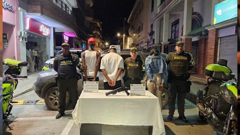 Capturadas tres personas con un lanzagranadas de uso militar en una camioneta. Cayeron en la vía Medellín–Chocó