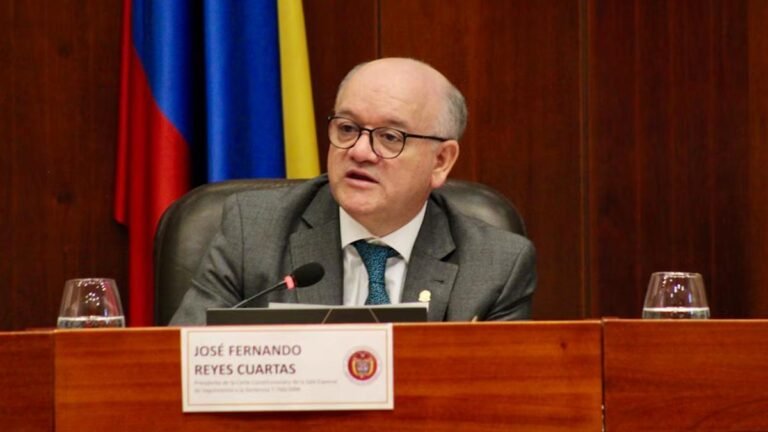 Magistrado apunta al ministro de Salud por muertes evitables y Petro lo defiende con honores: “Le voy a otorgar la Cruz de Boyacá”