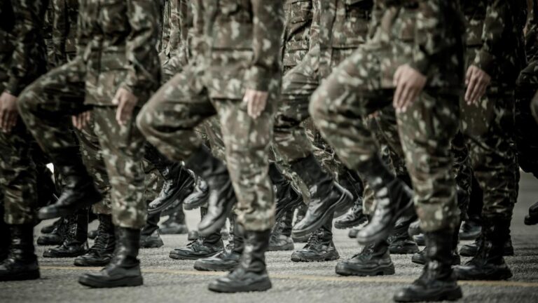 Ministerio de Defensa niega reducción en efectivos militares