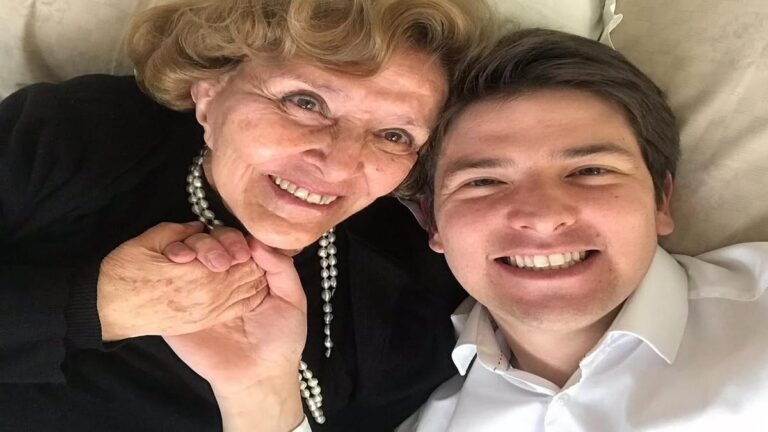 Todos los honores a doña Nydia.