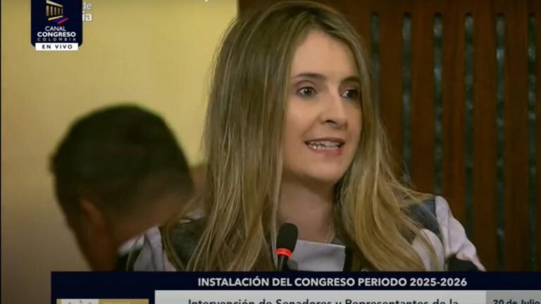 “Usted está hundiendo a su gobierno, pero no va a hundir a Colombia”.