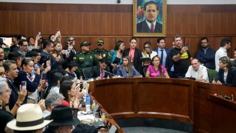 Reforma a la salud en vilo por disputa política en el Senado