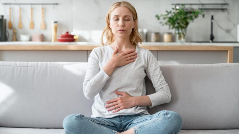 Cinco minutos al día de respiración profunda pueden reducir el estrés y la ansiedad, según estudios clínicos