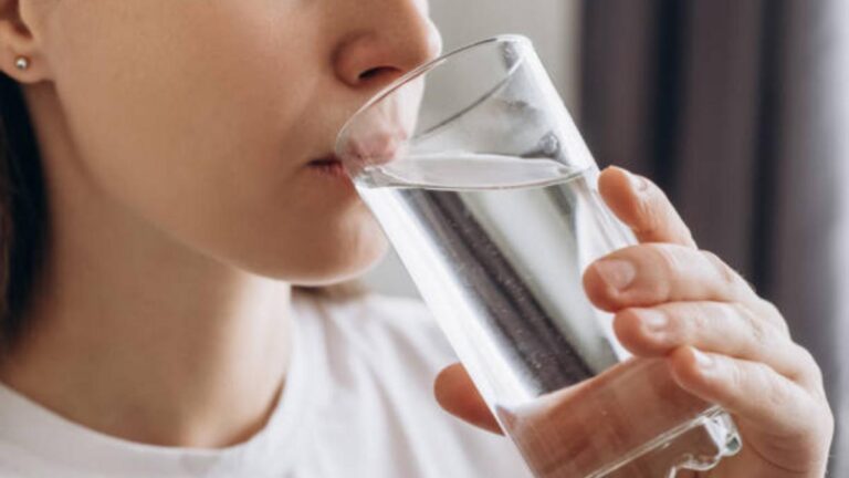 Contaminantes en el agua: médicos en EE. UU. alertan sobre los efectos de los “químicos eternos” (PFAS)