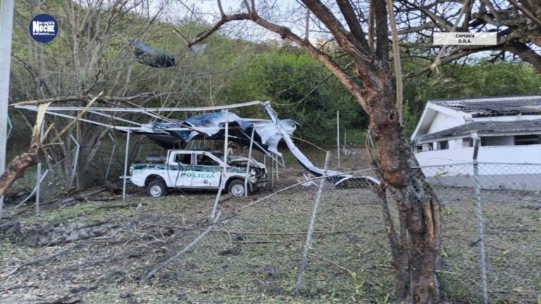 Atentado con carro bomba en el sur del Cauca dejó una persona muerta y tres policías heridos