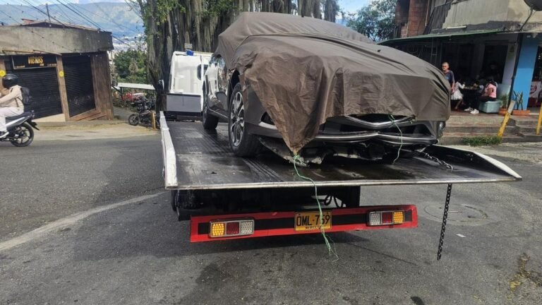Localizan vehículo que arrolló a dos motociclistas y huyó del lugar