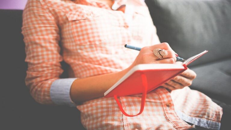 Escribir un «journey» cada día mejora la salud mental y fortalece la conexión interior, según expertos en bienestar