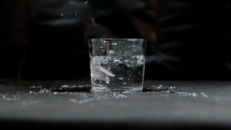 ¿Cuánta agua debes tomar al día? La fórmula de los 8 vasos no aplica para todos