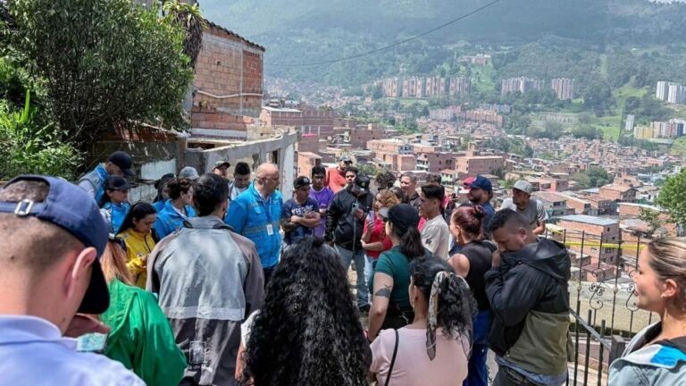 Más de mil familias afectadas por lluvias reciben apoyo en Medellín:
Subsidios y asesoría para acceder a viviendas legales y seguras