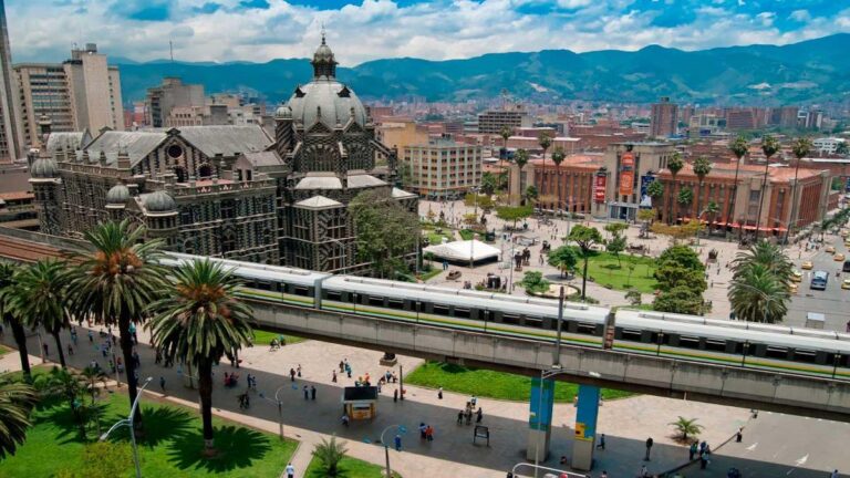 Medellín vive un fin de semana cultural con lectura nocturna, conciertos y arte visual del 4 al 6 de julio de 2025