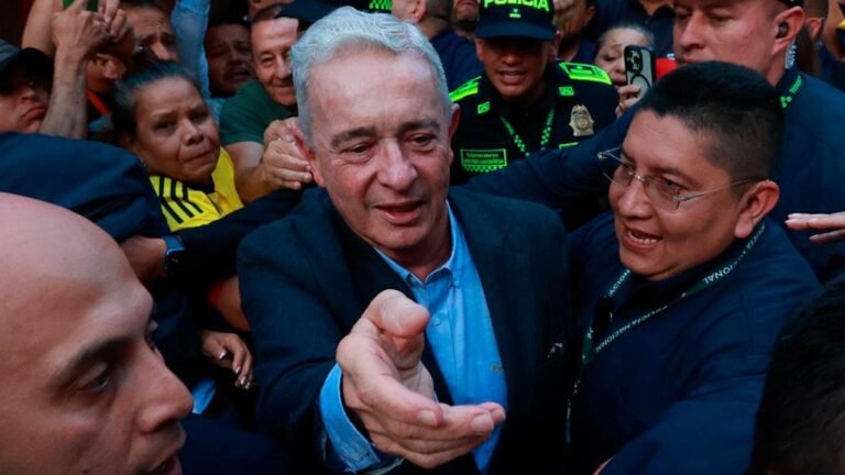 “Cada minuto de mi libertad lo dedicaré a la libertad de Colombia”: Álvaro Uribe Vélez tras salir de casa por cárcel