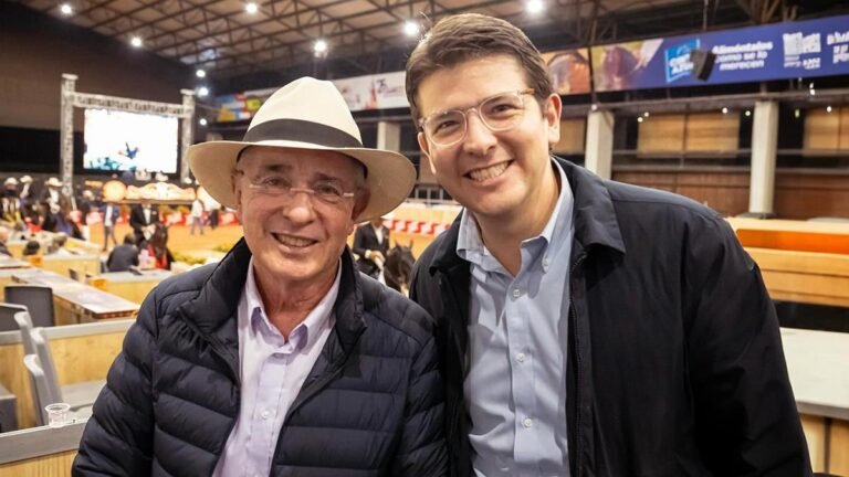 Álvaro Uribe vincula al Gobierno Petro con atentado a Miguel Uribe Turbay