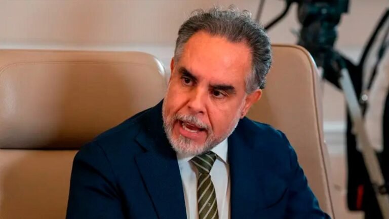 Armando Benedetti se opone a proyecto del Pacto Histórico que pondría impuestos a las iglesias