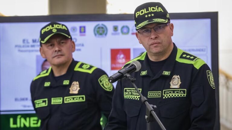 La Policía Nacional de Colombia rinde homenaje a víctimas tras atentados terroristas en Cali y Amalfi