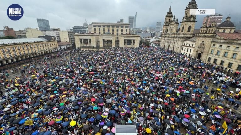 Se llenó la Plaza de Bolívar con seguidores de Uribe: una radiografía de la marcha en Bogotá