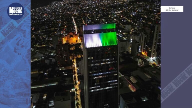 El edificio Coltejer también le rindió homenaje a los policías asesinados en Amalfi, iluminando su estructura con la bandera de Antioquia