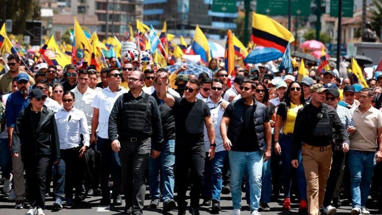 Daniel Noboa lidera marcha contra Corte Constitucional en medio de críticas internacionales