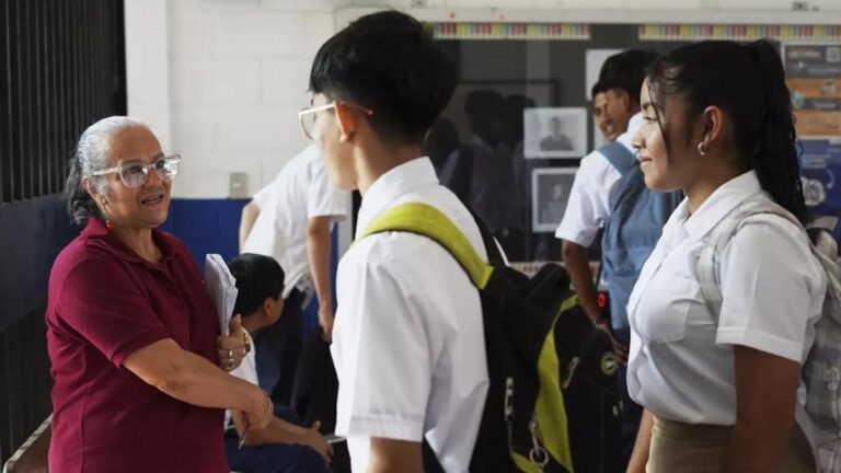 El Salvador impondrá normas estrictas en escuelas a partir del 1 de septiembre: uniforme limpio, cabello corto y saludos obligatorios