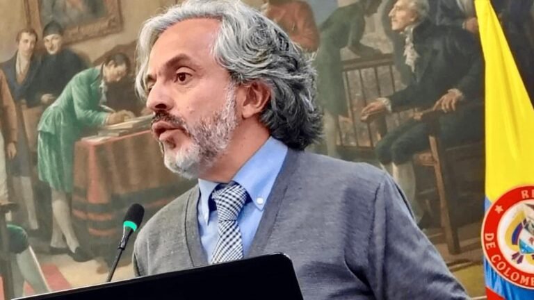 «Hoy el combustible del empleo es el rebusque que está alimentado por la plata de los delincuentes que entra a la legalidad»: Juan Daniel Oviedo lanza duras críticas al gobierno Petro