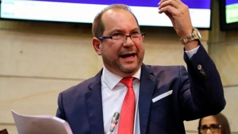 Presidente del Senado defiende a la Corte Constitucional y rechaza intromisiones estatales