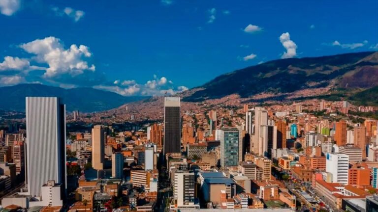 Alcaldía de Medellín entregará 700 viviendas a familias vulnerables antes de finalizar 2025