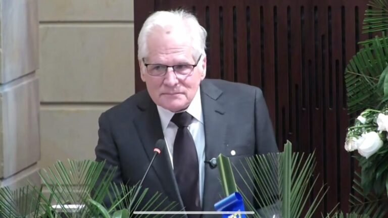 Papá de Miguel Uribe, oficializa candidatura.