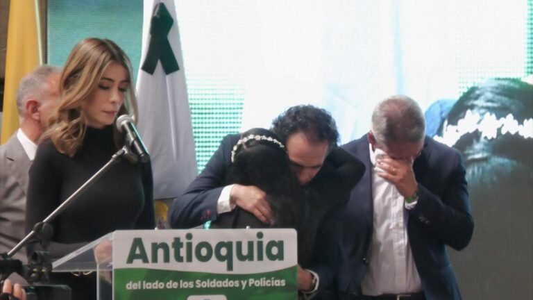 “La mejor manera de honrar el sacrificio de nuestros 13 policías es que esto nunca más se repita”: gobernador Rendón y el alcalde Gutiérrez rindieron homenaje a familias y héroes de la patria asesinados en Amalfi