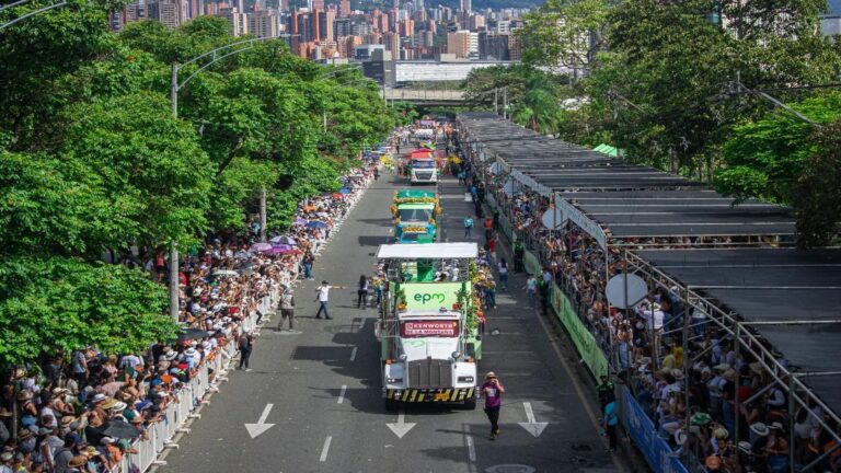 Martes de fiesta y tradición en Medellín con música popular, cultura silletera y flores por toda la ciudad