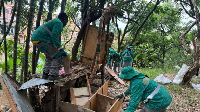 Medellín alerta por basuras en quebradas ante riesgo de inundaciones