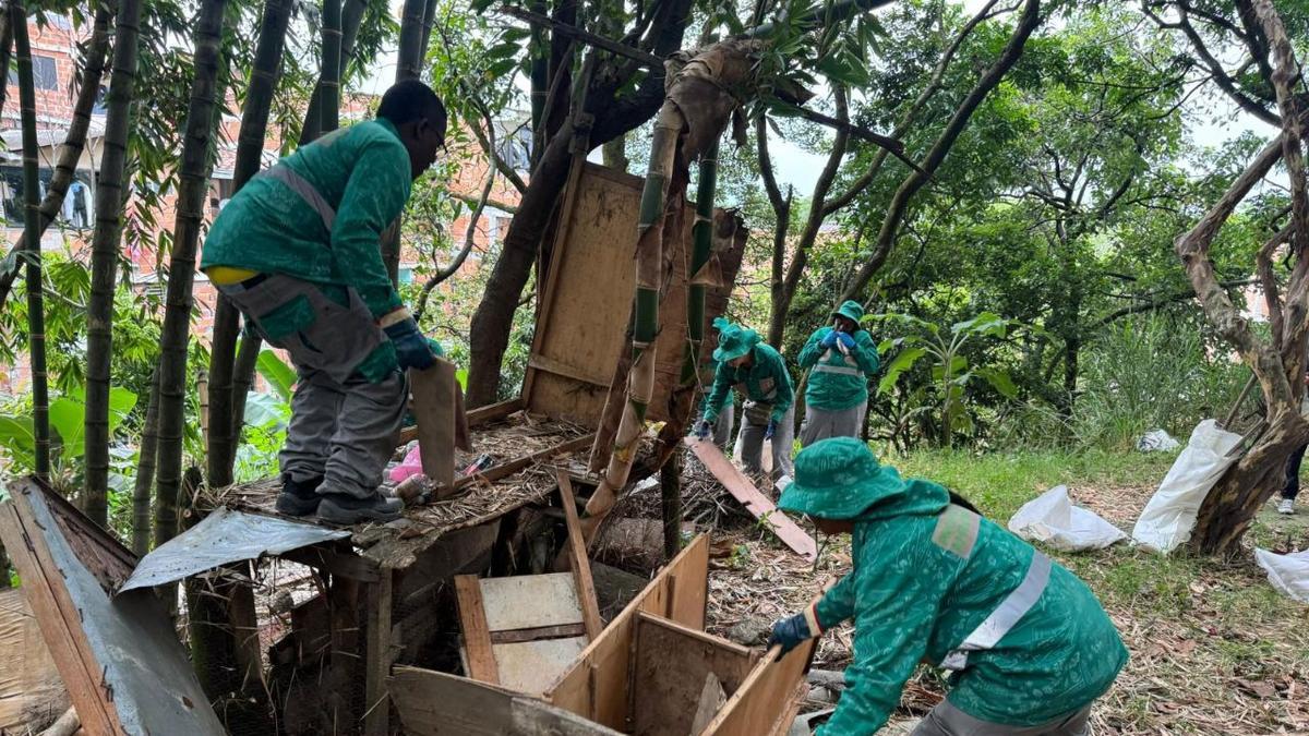 Medellín alerta por basuras en quebradas ante riesgo de inundaciones