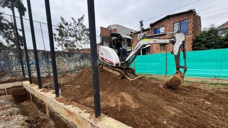 Avanza en un 60 % construcción de cancha sintética en el barrio Santa Rita de Bello