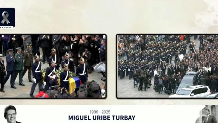 «Petro asesino», «Fuera Petro»: así gritan los ciudadanos a las afueas de la Catedral Primada de Colombia durante la despedida del Féretro de Miguel Uribe Turbay