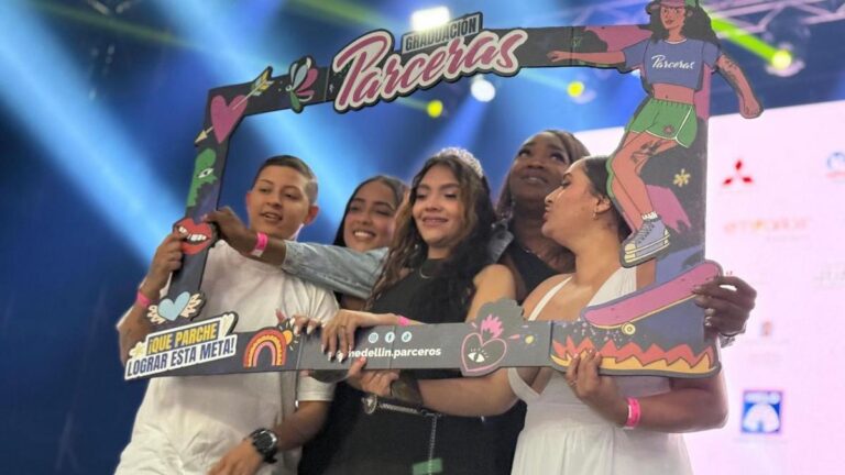 Más de 1.500 jóvenes de Medellín culminaron formación en el programa Parceros
