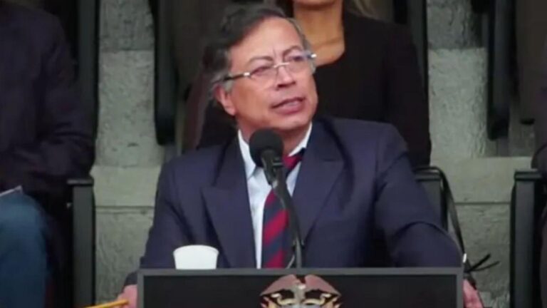 ¿Mario Uribe Turbay? Petro volvió a equivocarse en pleno minuto de silencio por el asesinato del Senador y Precandidato Miguel Uribe
