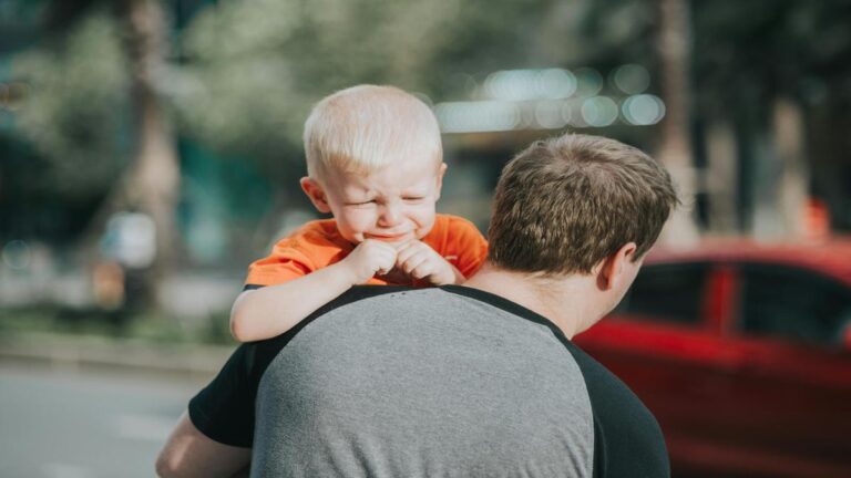 Padres optan por viajar sin su hijo por pasaporte vencido y causa revuelo internacional
