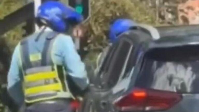 Agente de tránsito en Medellín bajo investigación por agresión a vehículo en operativo