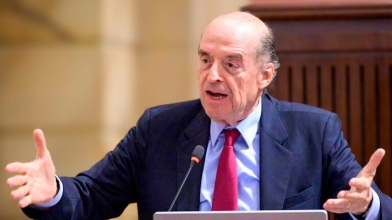 Procuraduría ratifica destitución e inhabilidad por 10 años contra Álvaro Leyva por caso pasaportes